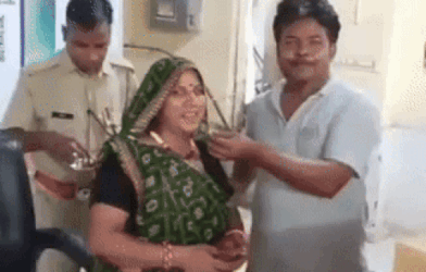 अजमेर के JLN हॉस्पिटल में नॉनवेज पार्टी,VIDEO:बर्थडे पर हुआ कार्यक्रम, पुलिसकर्मी भी हुआ शामिल; अधीक्षक बोले-कार्रवाई होगी 9 whatsappvideo2025 09 20at064121cdc70b4d ezgifcom r 1758331160