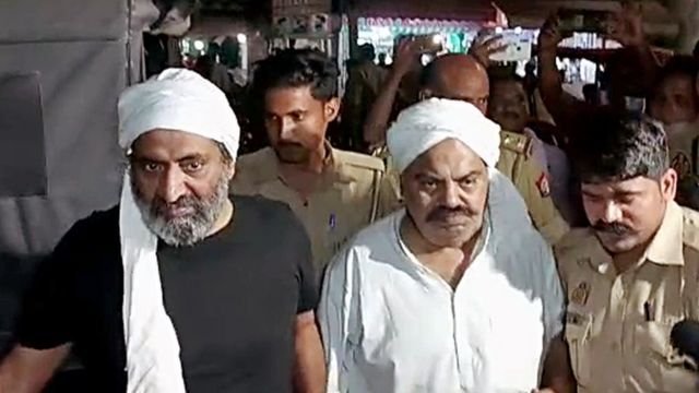 कोटा में 8 लाइन पर हादसा, 2 की मौत:दिल्ली से इंदौर जा रही बस का एक्सीडेंट, ड्राइवर गाड़ी में फंसा, 42 यात्री सवार थे 3 129376445 20230415342l 1