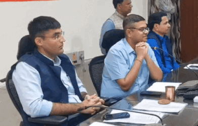 दौसा में हाईवे पर बंद किए जाएंगे अवैध कट:लंबे बैरियर लगाए जाएंगे, कलेक्टर ने स्कूल वाहनों की जांच के दिए निर्देश 8 whatsappvideo2025 11 14at084221 ezgifcom resize 1 1763090342