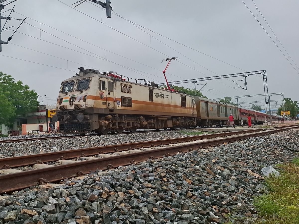 मदार-पालनपुर सेक्शन पर ट्रैफिक ब्लॉक से ट्रेनें प्रभावित:कई गाड़ियां रद्द की, जानिए किन-किन का रूट बदला 3 a806ebf2 59c3 46b2 97db 4a08a59faa28 1764053879196