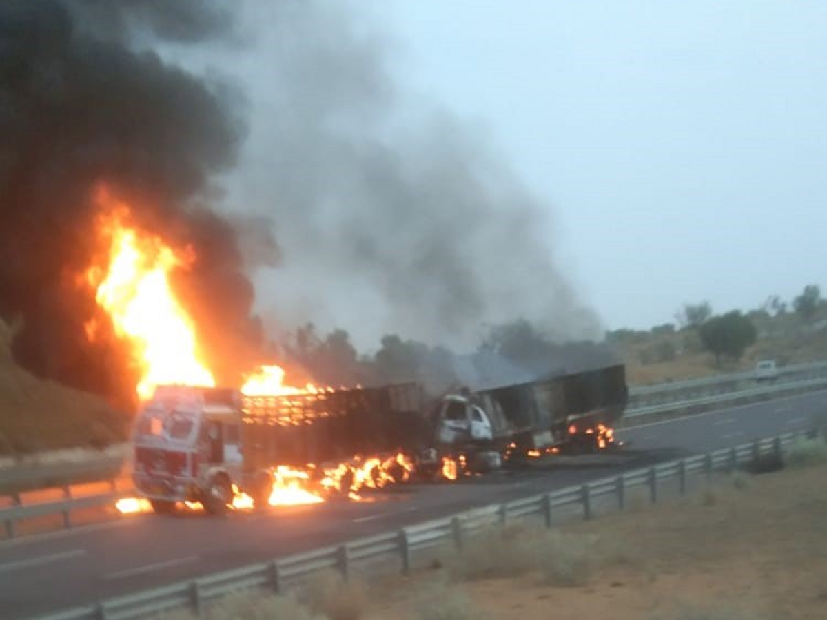 जोधपुर में ट्रक-ट्रेलर में टक्कर, दोनों में भीषण आग लगी:ड्राइवर जिंदा जला; 5 किमी तक लगा जाम, भारत माला एक्सप्रेसवे पर हादसा 3 bhara mala accident 27 june 24 1 1719460619
