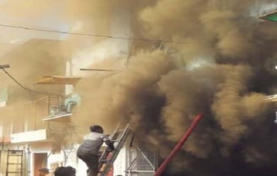 22 गोदाम आइसक्रीम फैक्ट्री में आग, 10 दमकलों ने सात घंटे में पाया काबू 7 orig 1 1764877899