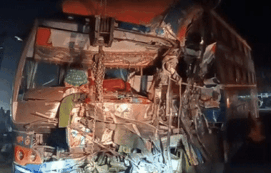 स्लीपर बस के परखच्चे उड़े, जोरदार धमाका, 4 की मौत:तेज रफ्तार ट्रक से भिड़ंत; घायलों के घुसे कांच-मेटल के टुकड़े, 7 की हालत गंभीर 7 whatsappvideo2025 12 09at233451 ezgifcom resize 1765304863