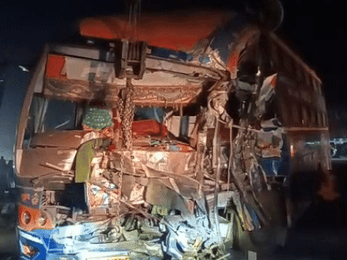 स्लीपर बस के परखच्चे उड़े, जोरदार धमाका, 4 की मौत:तेज रफ्तार ट्रक से भिड़ंत; घायलों के घुसे कांच-मेटल के टुकड़े, 7 की हालत गंभीर 3 whatsappvideo2025 12 09at233451 ezgifcom resize 1765304863