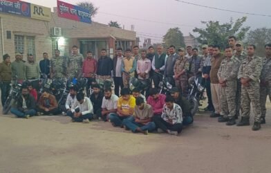 फाल्गुनी मेले से पहले खाटूश्यामजी में पुलिस की रेड:होटलों-ढाबों से 13 लोगों को गिरफ्तार किया, 7 बाइक जब्त 7 1000441862 1768925410