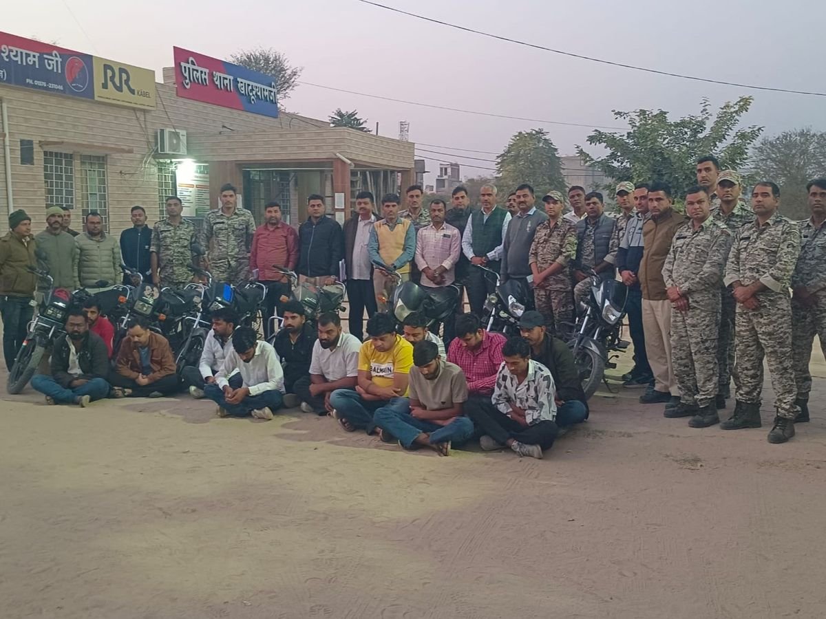 फाल्गुनी मेले से पहले खाटूश्यामजी में पुलिस की रेड:होटलों-ढाबों से 13 लोगों को गिरफ्तार किया, 7 बाइक जब्त 3 1000441862 1768925410