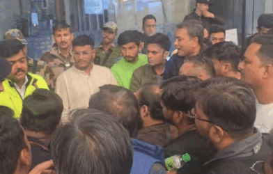 जयपुर एयरपोर्ट पर 6 घंटे फ्लाइट लेट, पैसेंजर्स का हंगामा:स्पाइसजेट एयरलाइंस की मुंबई की फ्लाइट के यात्री बोले- ठंड में भूखे-प्यासे रखा 7 1003929035 1767977980