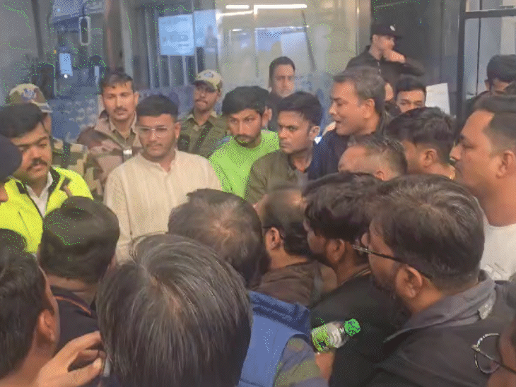 जयपुर एयरपोर्ट पर 6 घंटे फ्लाइट लेट, पैसेंजर्स का हंगामा:स्पाइसजेट एयरलाइंस की मुंबई की फ्लाइट के यात्री बोले- ठंड में भूखे-प्यासे रखा 3 1003929035 1767977980