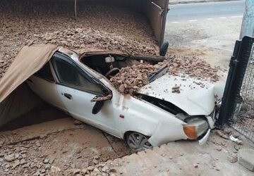 हनुमानगढ़ में बड़ा हादसा टला, जैन हॉस्पिटल के पास पलटा बेकाबू ट्रक 11 a39ca3e2 7d8d 43cf 93a4 7a1fe0640956 1767856391914 1