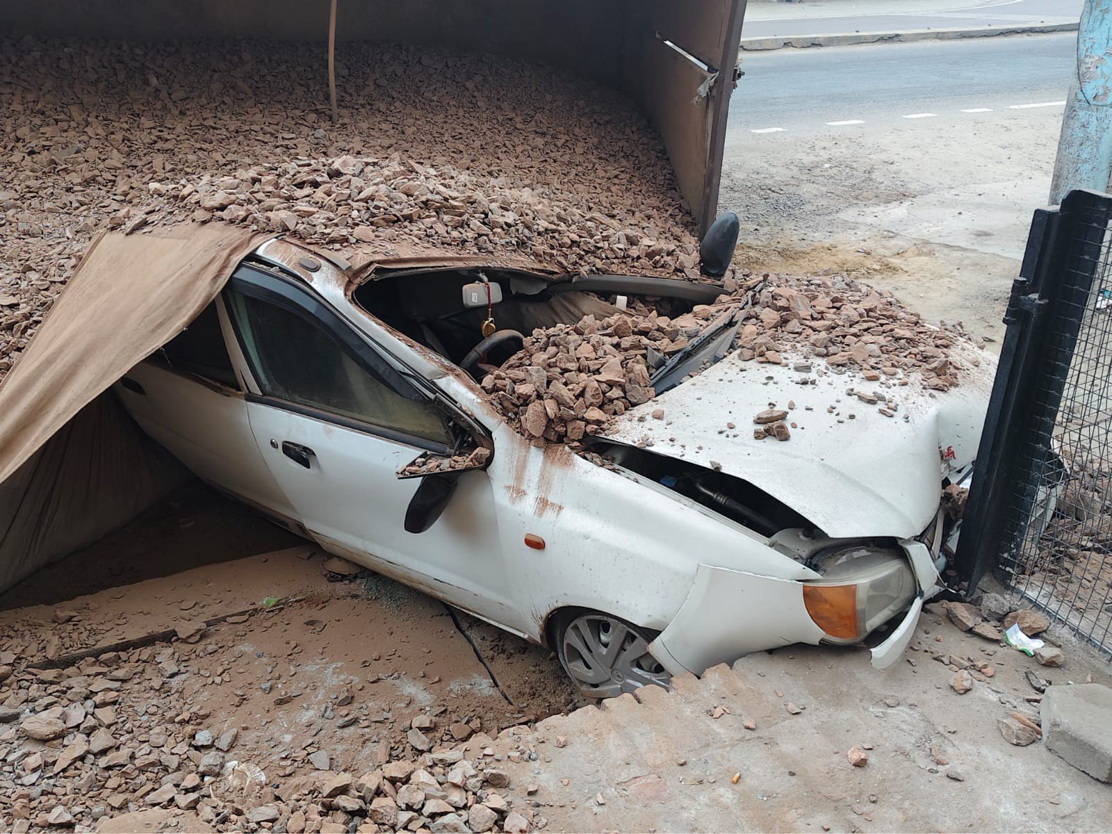 हनुमानगढ़ में बड़ा हादसा टला, जैन हॉस्पिटल के पास पलटा बेकाबू ट्रक 3 a39ca3e2 7d8d 43cf 93a4 7a1fe0640956 1767856391914