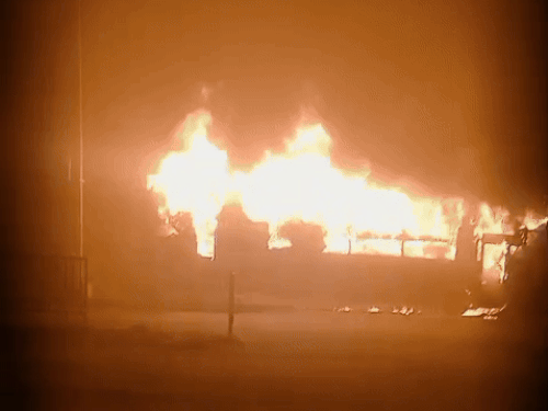 बीकानेर में सवारियों से भरी स्लीपर बस में लगी आग:हाईवे पर खड़े चारे से भरे ट्रक में घुसी, 40 यात्रियों को इमरजेंसी गेट से निकाला 2 milan bus aag 1 1769567160