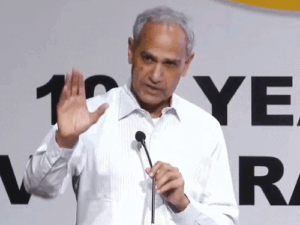 कांग्रेस सांसद बोले-शिवचरण माथुर आज सरपंच भी नहीं बन पाते:MLA-MP बनते ही कोठियां खड़ी हो जाती हैं, पायलट ने कहा-अधिकारियों के घर भी कम नहीं 3 1004184024 1772364402